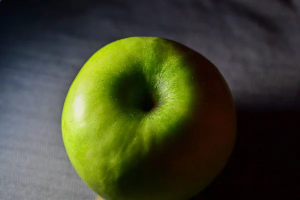 Grüner Apfel Auf Grauem Hintergrund — Stockfoto