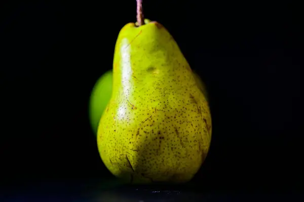 Birne Auf Schwarzem Hintergrund — Stockfoto