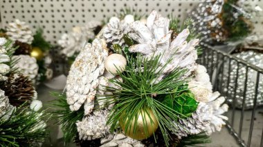 Kozalaklı Noel süslemesi