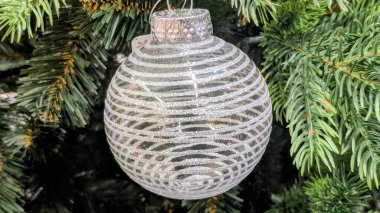 Ağaçta Noel oyuncağı