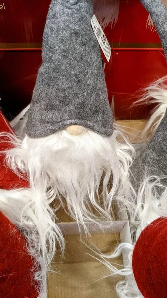 灰色の帽子のクリスマスのノーム — ストック写真