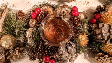 Ağaçta noel süsü