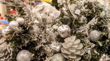 Ağaçta noel süsü