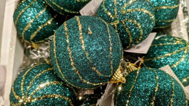 Ağaçta noel topları
