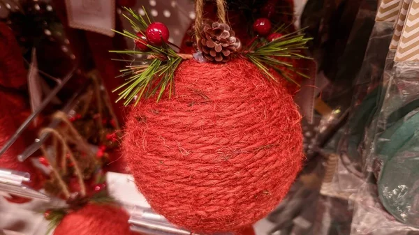赤いボール クリスマスツリー上の装飾 — ストック写真