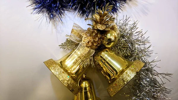 鐘のあるクリスマスツリー — ストック写真