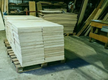 Bir palette testere kontrplak.