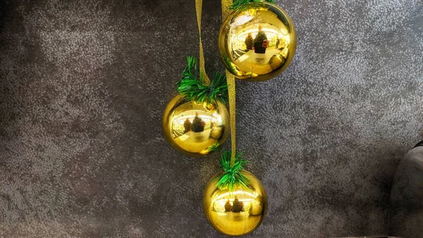 Bolas Natal Douradas Parede — Fotografia de Stock