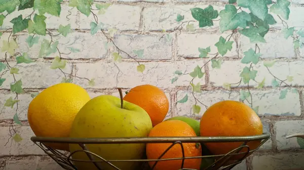Fruit Sur Fond Mur Briques — Photo