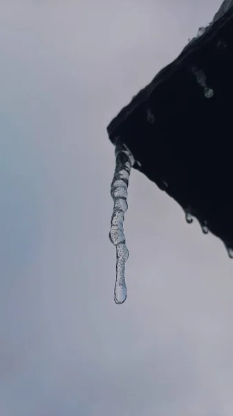 Pendurado Gelo Contra Céu — Fotografia de Stock