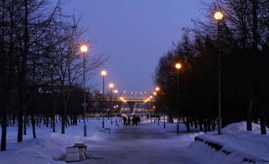 Akşam parkında yanan fenerler.