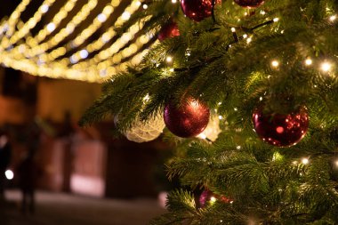 Tuscany 'deki Montepulciano' nun merkezindeki Noel ağacında parlayan bir balo ile Noel süslemesi..