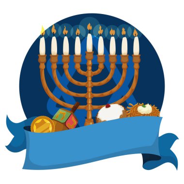 Geleneksel elementlerle Hanukkah için şenlik tasarımı: mum yakılmış Hanukkiah, dreidel, gelt, sufganiyah ve mavi kurdelenin arkasındaki latke ve David 'in Yıldızı ile düğme..
