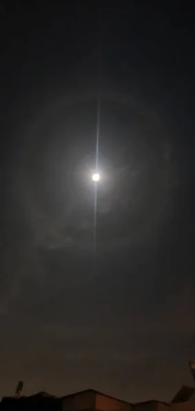 Радужная Луна Облачную Ночь — стоковое фото