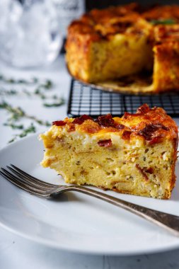 Pastırmalı ekmek kırıntısı.