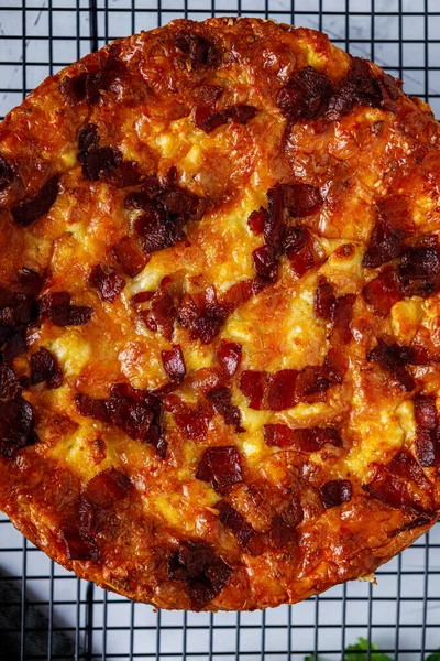 Pastırmalı ekmek kırıntısı.