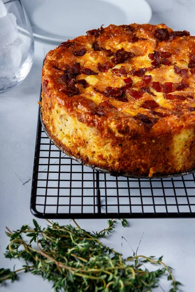 Pastırmalı ekmek kırıntısı.