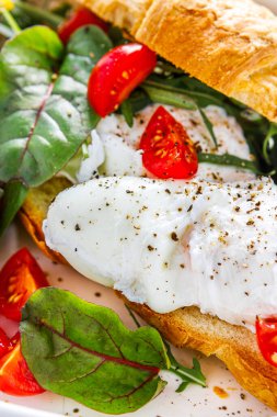 Haşlanmış yumurta salatası ve kahve ile kruvasan.