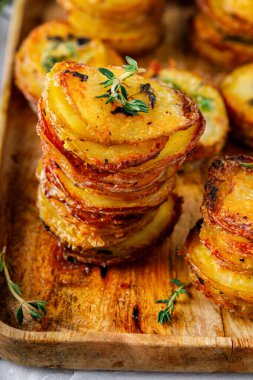 İnce dilimlenmiş patates kızartması.