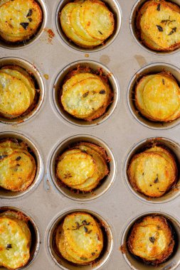 İnce dilimlenmiş patates kızartması.