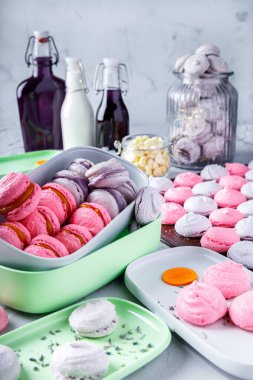 Kaplarda pembe ve mor badem kurabiyeleri / kremalar adım adım tarifler