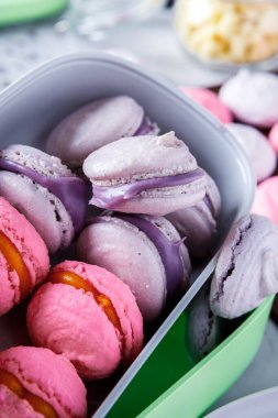 Kaplarda pembe ve mor badem kurabiyeleri / kremalar adım adım tarifler