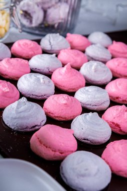 Kaplarda pembe ve mor badem kurabiyeleri / kremalar adım adım tarifler