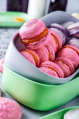 Kaplarda pembe ve mor badem kurabiyeleri / kremalar adım adım tarifler