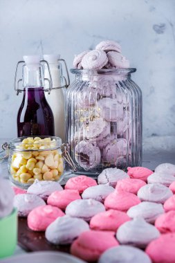 Kaplarda pembe ve mor badem kurabiyeleri / kremalar adım adım tarifler