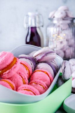 Kaplarda pembe ve mor badem kurabiyeleri / kremalar adım adım tarifler