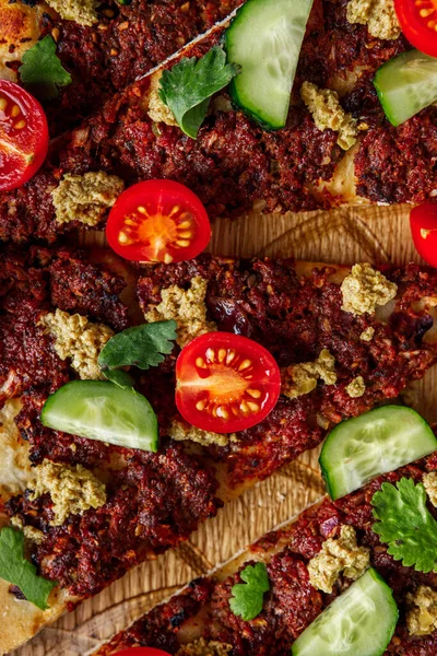 Türk / Suriye pizzası adım adım yuvarlanıyor