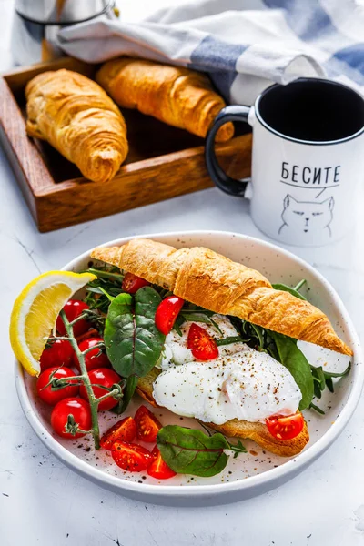 Haşlanmış yumurta salatası ve kahve ile kruvasan.