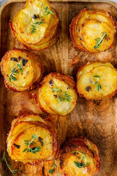 İnce dilimlenmiş patates kızartması.