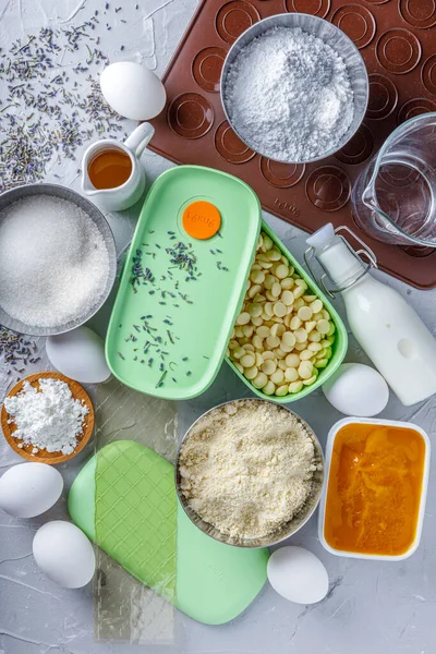 Kaplarda pembe ve mor badem kurabiyeleri / kremalar adım adım tarifler