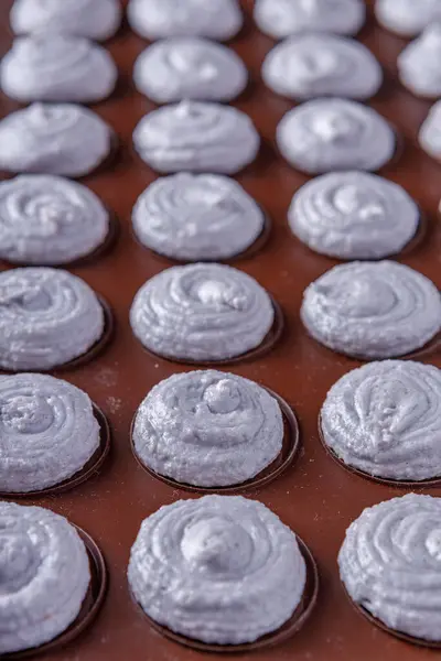 Kaplarda pembe ve mor badem kurabiyeleri / kremalar adım adım tarifler