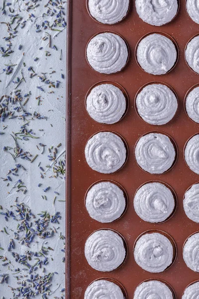 Kaplarda pembe ve mor badem kurabiyeleri / kremalar adım adım tarifler