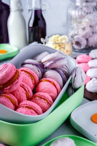 Kaplarda pembe ve mor badem kurabiyeleri / kremalar adım adım tarifler