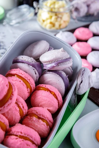 Kaplarda pembe ve mor badem kurabiyeleri / kremalar adım adım tarifler