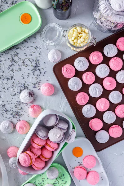 Kaplarda pembe ve mor badem kurabiyeleri / kremalar adım adım tarifler