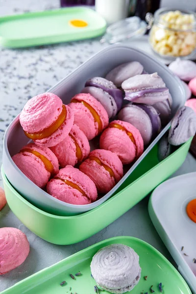 Kaplarda pembe ve mor badem kurabiyeleri / kremalar adım adım tarifler