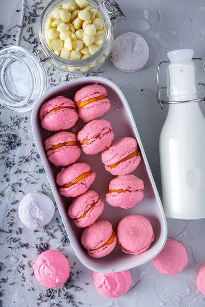 Kaplarda pembe ve mor badem kurabiyeleri / kremalar adım adım tarifler