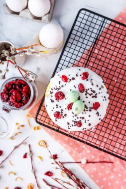 Geleneksel Paskalya yemeği ve kurutulmuş meyve.