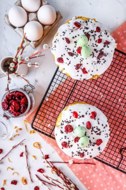 Geleneksel Paskalya yemeği ve kurutulmuş meyve.