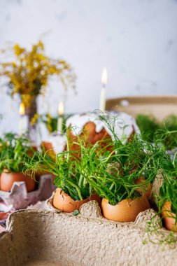 Geleneksel Paskalya yemeği, kurutulmuş meyve ve yanan mum.