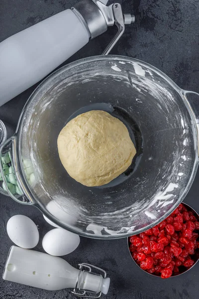 Geleneksel Cruffin Paskalya pastası ve kurutulmuş meyve