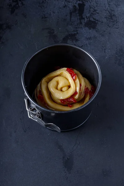 Geleneksel Cruffin Paskalya pastası ve kurutulmuş meyve