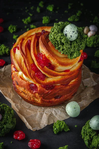 Geleneksel Cruffin Paskalya pastası ve kurutulmuş meyve