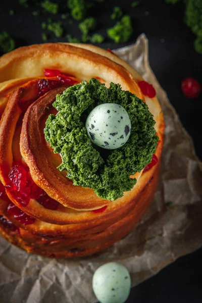 Geleneksel Cruffin Paskalya pastası ve kurutulmuş meyve