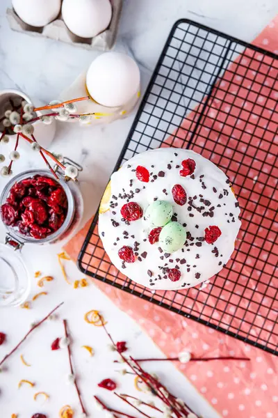 Geleneksel Paskalya yemeği ve kurutulmuş meyve.