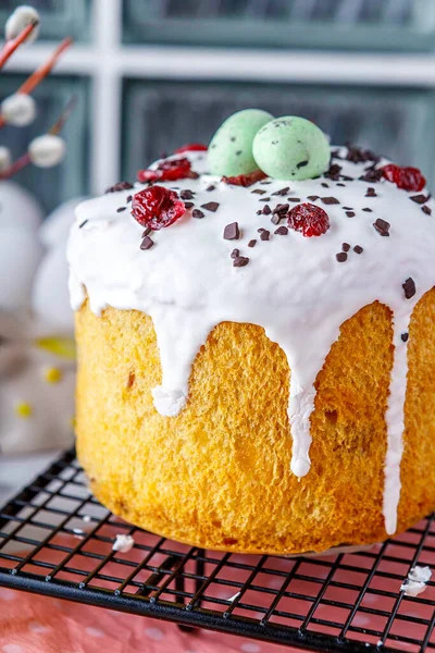 Geleneksel Paskalya yemeği ve kurutulmuş meyve.